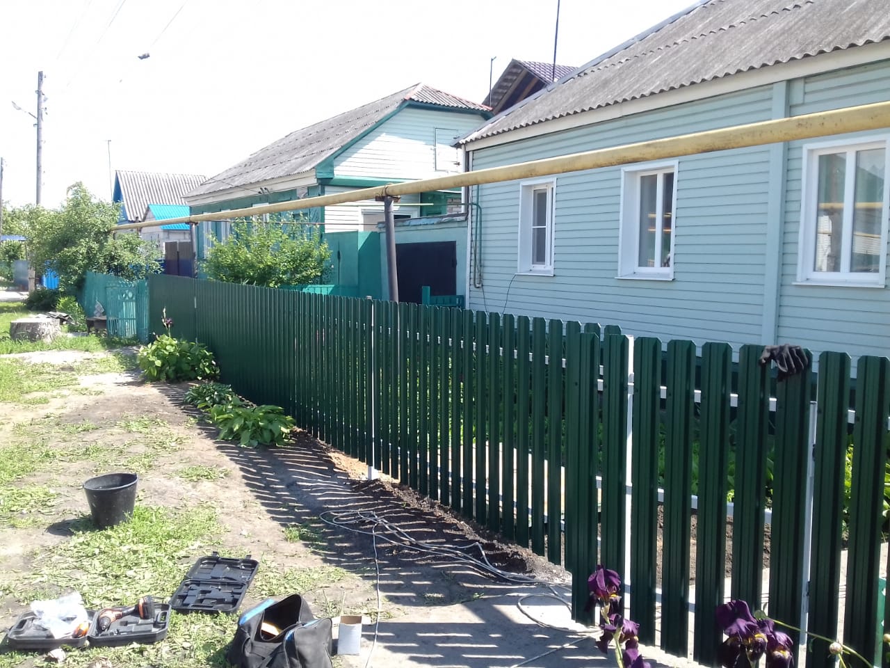 Комбинированный забор 25м штакетник и профлист, ворота, калитка фото в Всеволожске