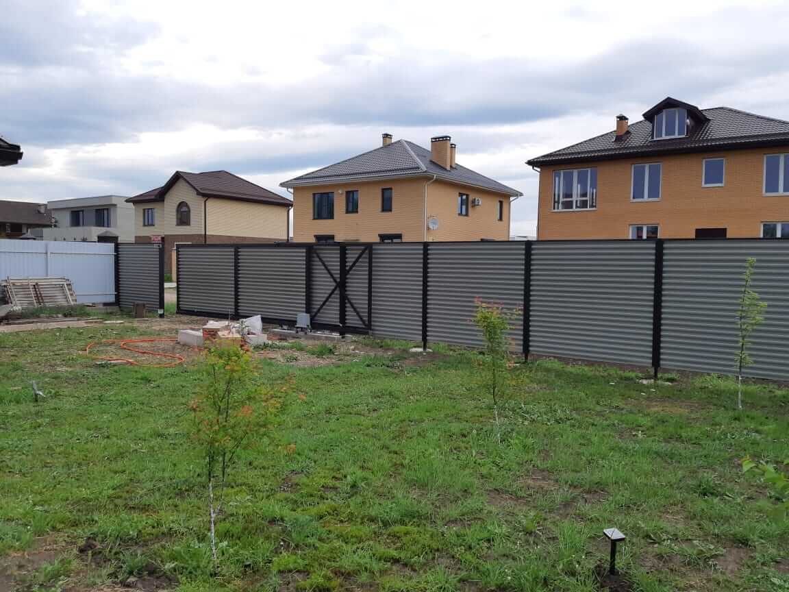 zabor-zhalyuzi-ral8019-temnyy-shokolad-foto3 в Всеволожске