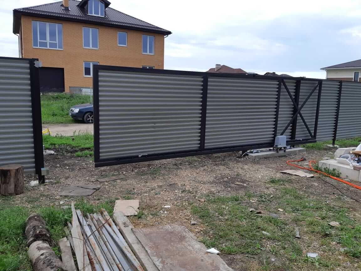 zabor-zhalyuzi-ral8019-temnyy-shokolad-foto4 в Всеволожске