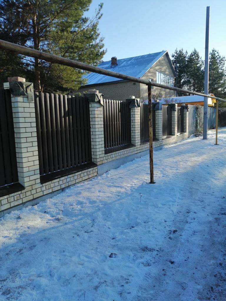 Забор из штакетника RAL8017 Шоколад в Всеволожске