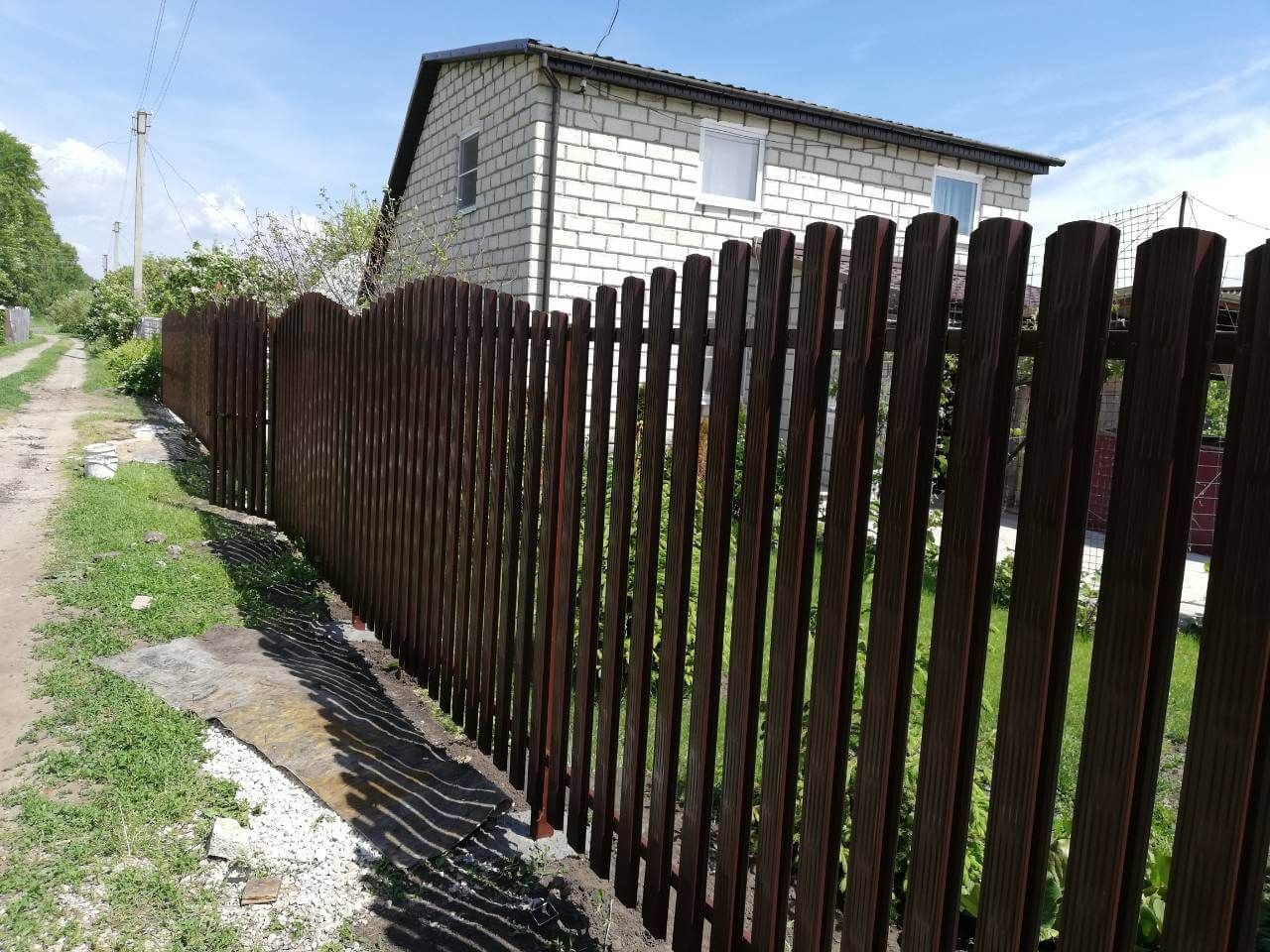 Забор из евроштакетника Плетенка 19м RAL8017 Шоколад в Всеволожске