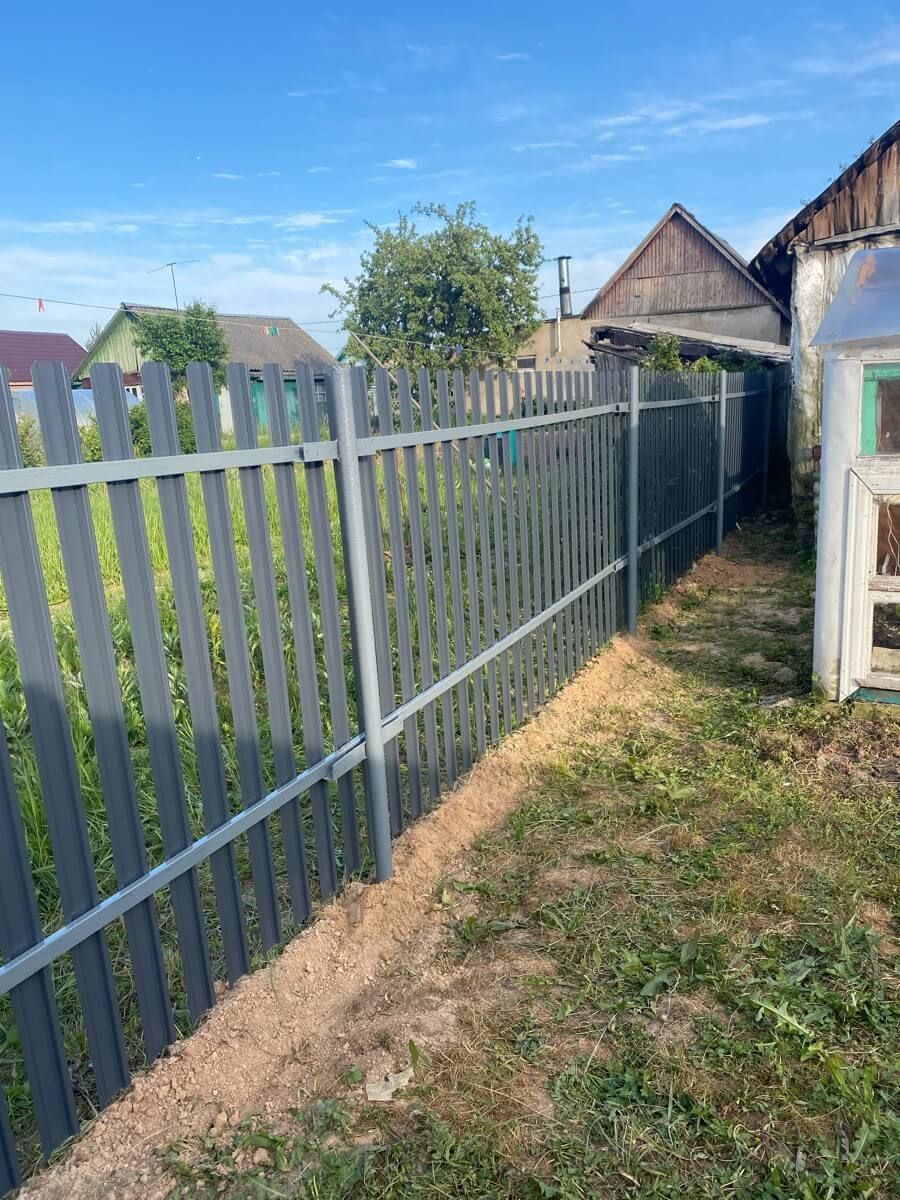 Забор из п-образного штакетника 15м RAL7024/7024 Серый Графит двусторонний в Всеволожске
