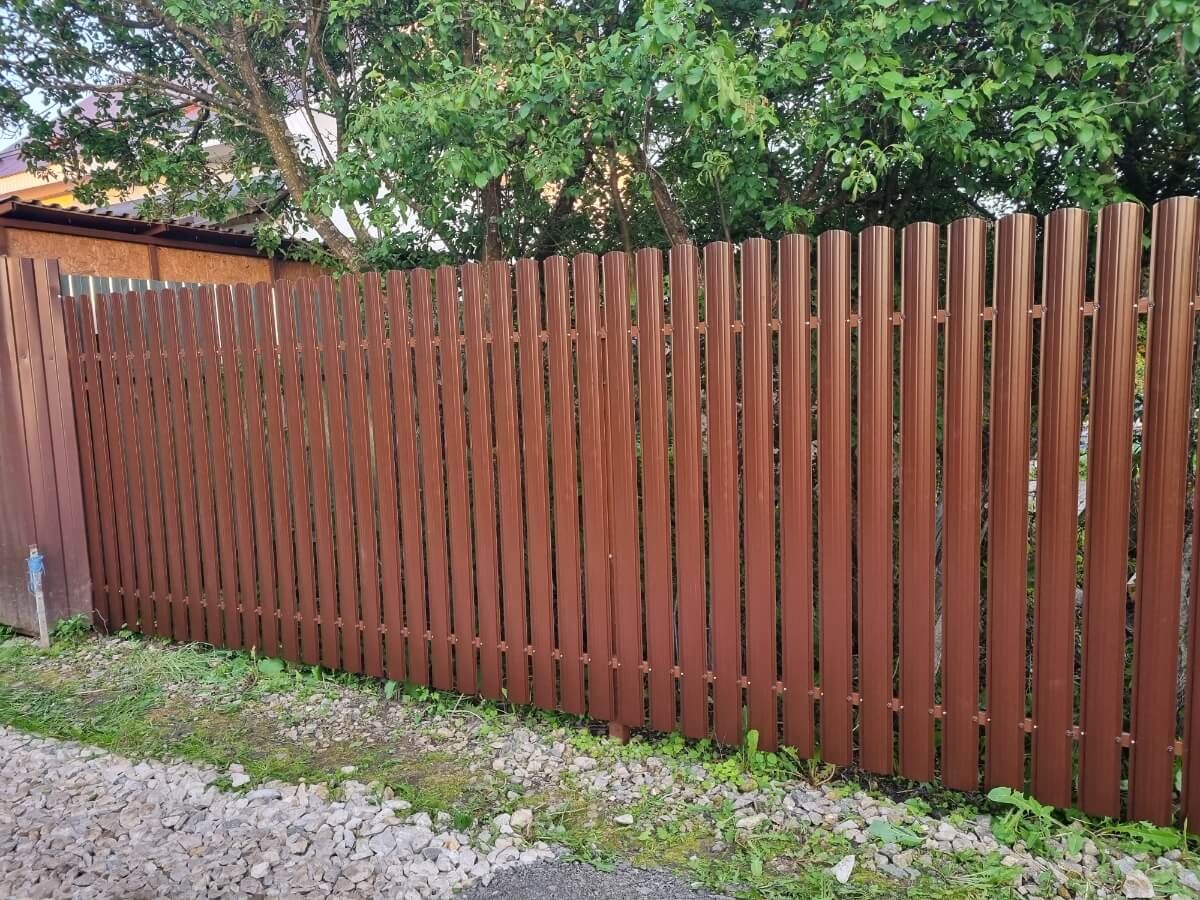 Забор из полукруглого штакетника 16м RAL8017/RAL8017 Шоколад 2-х сторонний в Всеволожске