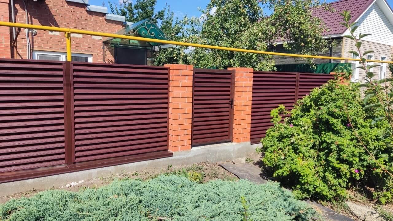Забор-жалюзи из ламелей Еврожалюзи 20м RAL8017 Шоколад в Всеволожске