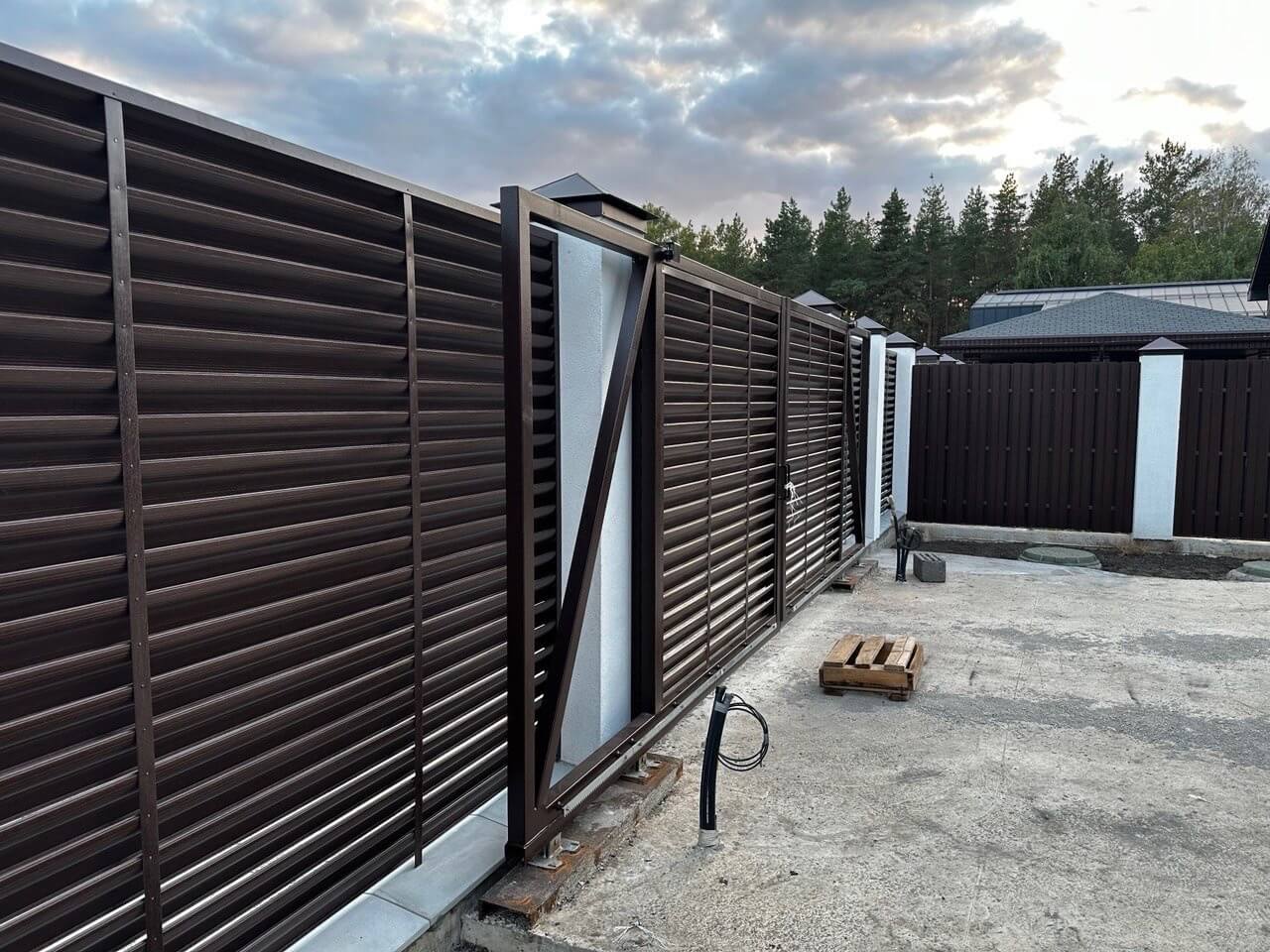 Забор-жалюзи с ламелями еврожалюзи 30м Дуб Мореный Printech фото 2 в Всеволожске