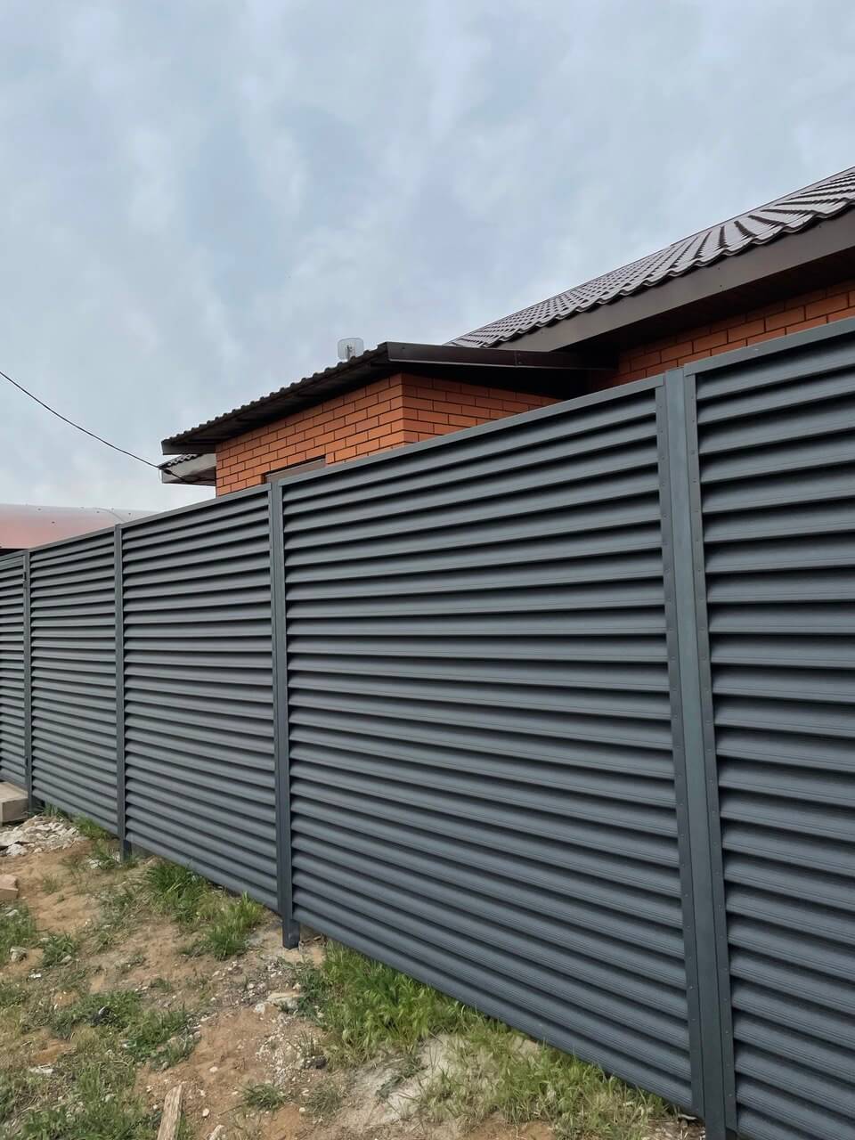 Забор из ламелей еврожалюзи 24м RAL7024 Серый Графит МАТТЕ в Всеволожске