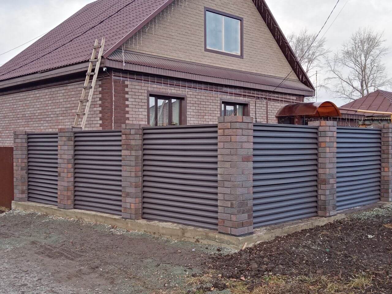 Забор-жалюзи из ламелей ЭКО-Z-US (усиленные) 30м RAL8019/8019 Темный Шоколад двусторонний МАТТЕ фото 3 в Всеволожске