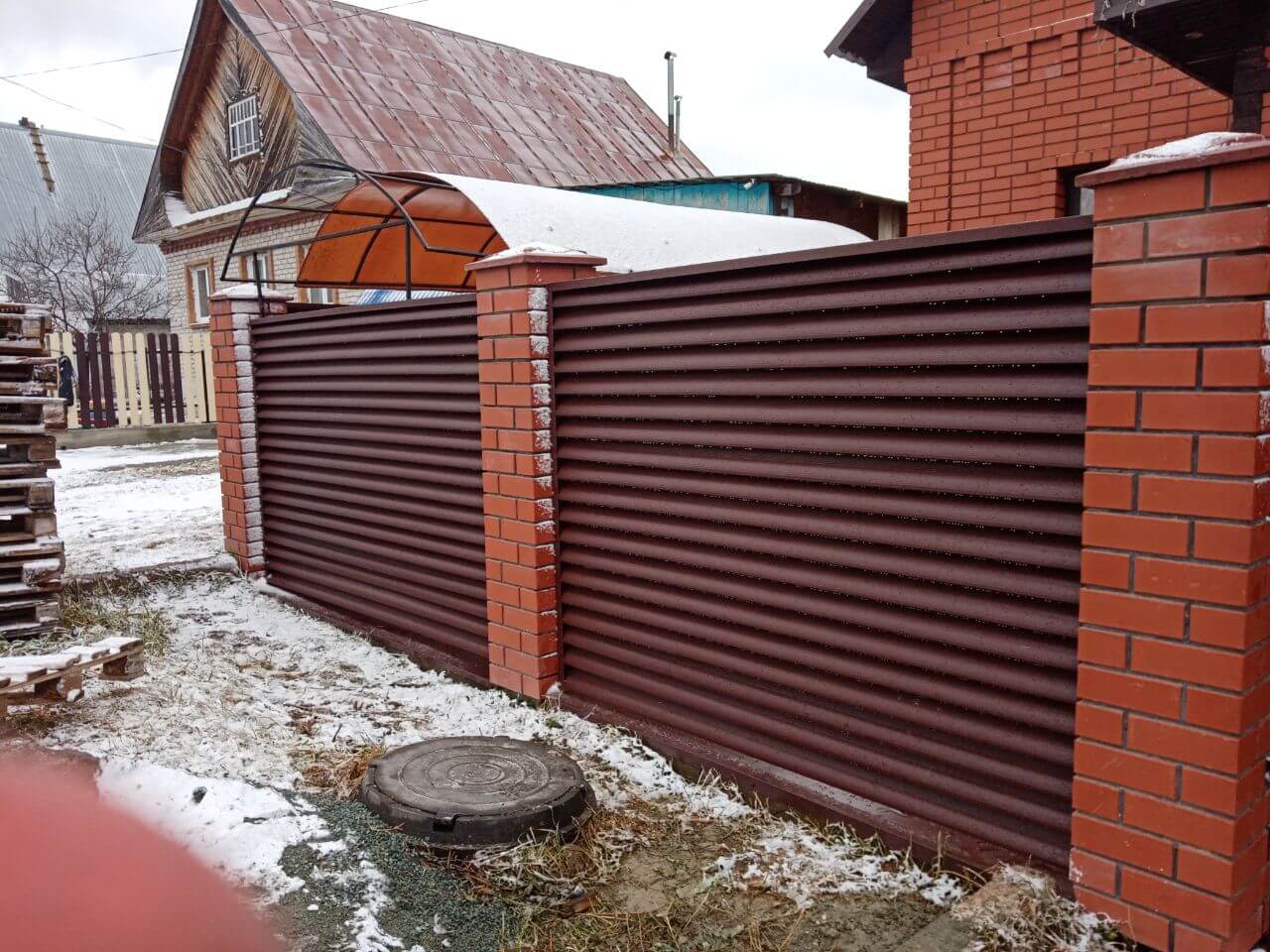 Забор из ламелей еврожалюзи 12м RAL8017/8017 Шоколад двусторонний МАТТЕ фото 3 в Всеволожске