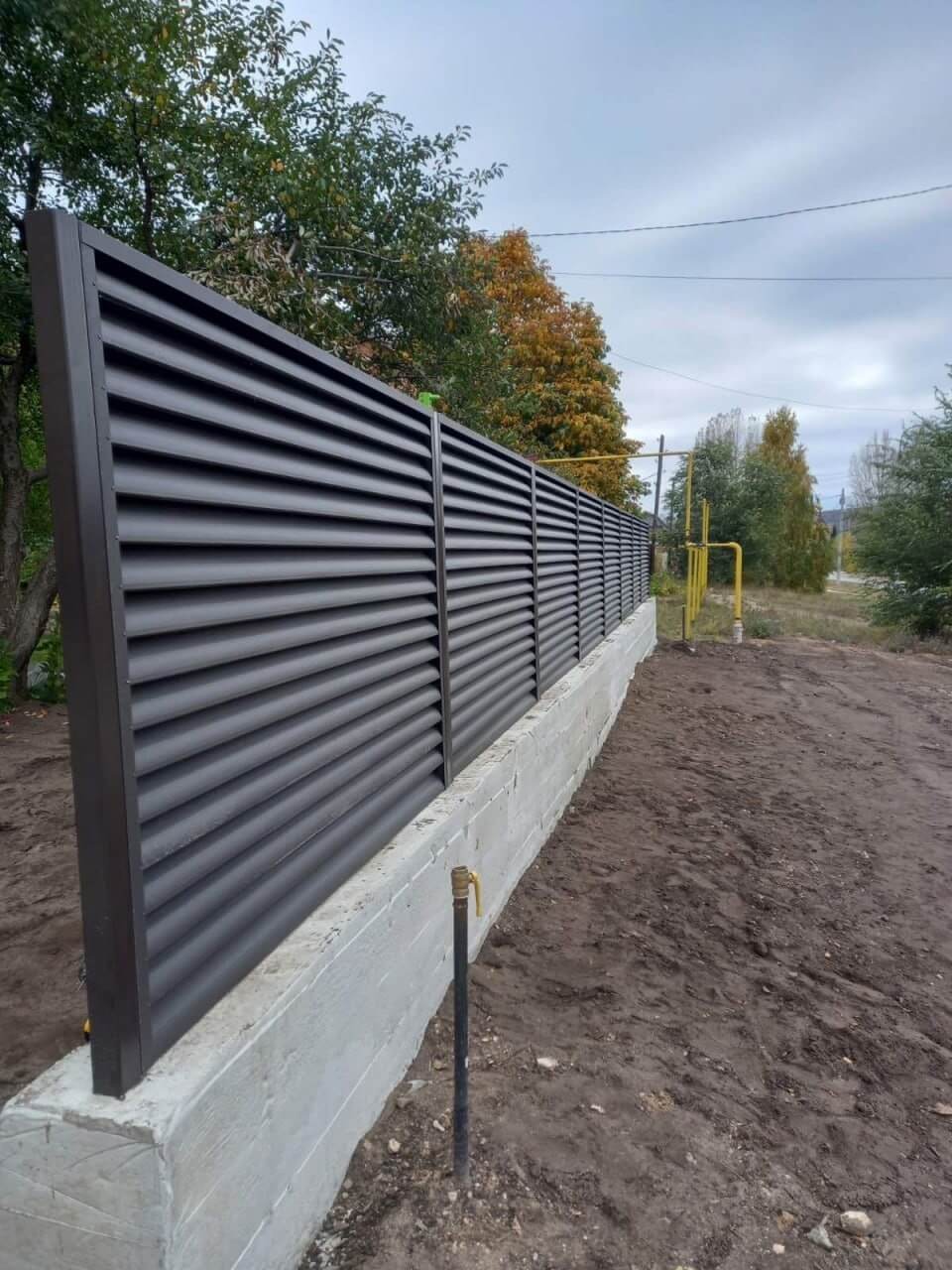 Забор из ламелей еврожалюзи 34м RAL8019/8019 Темный Шоколад двусторонний МАТТЕ фото 3 в Всеволожске