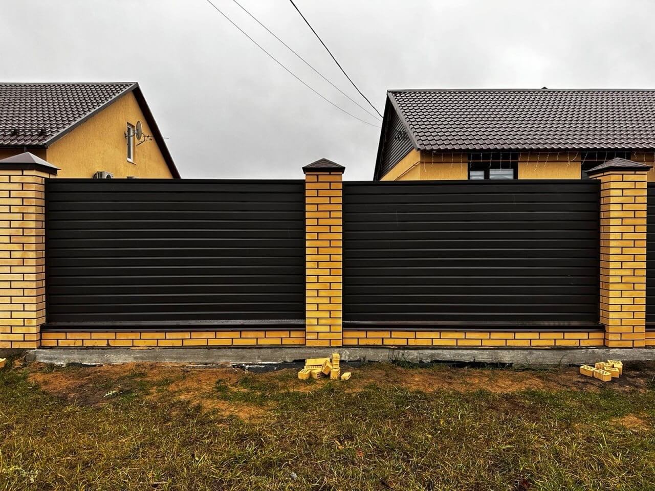 Забор из ламелей Хай-Тек 32м RAL8019/8019 Темный Шоколад двусторонний МАТТЕ фото 1 в Всеволожске