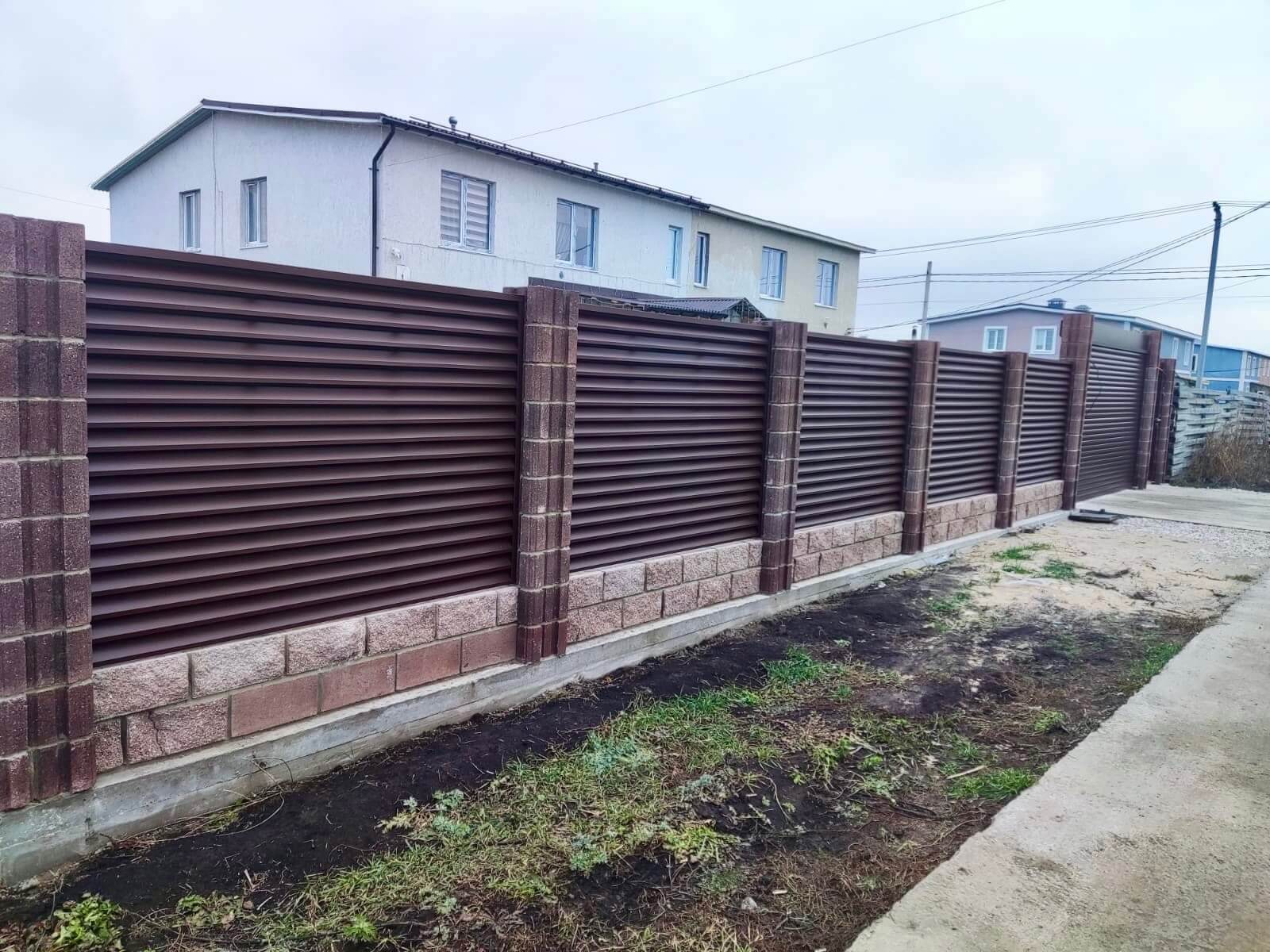 Забор-жалюзи из ламелей ЭКО-Z 13м RAL8019/8019 Темный Шоколад двусторонний МАТТЕ фото 1 в Всеволожске