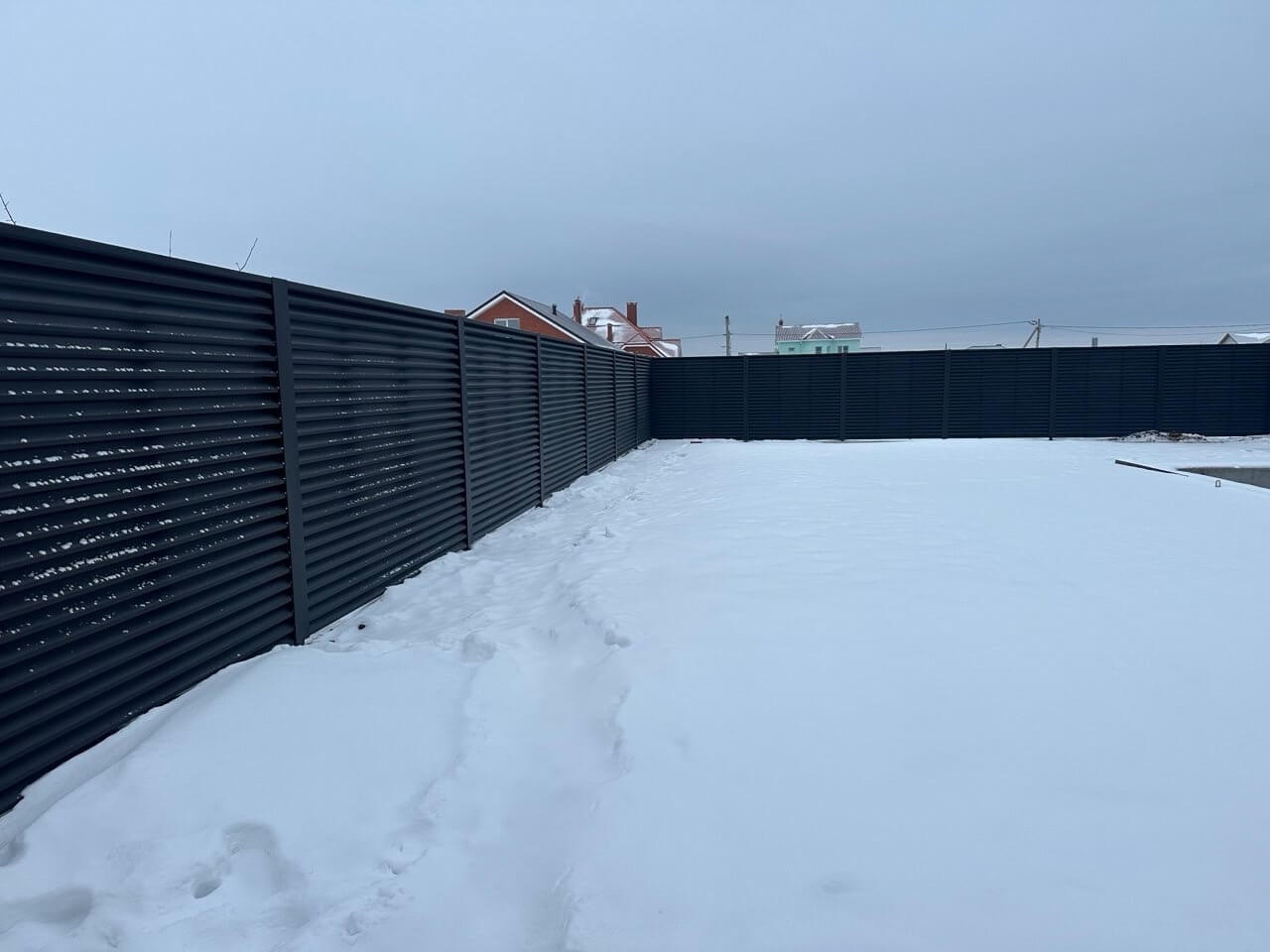 Забор-жалюзи из ламелей ЭКО-Z 130м RAL9005 Черный МАТТЕ фото 3 в Всеволожске