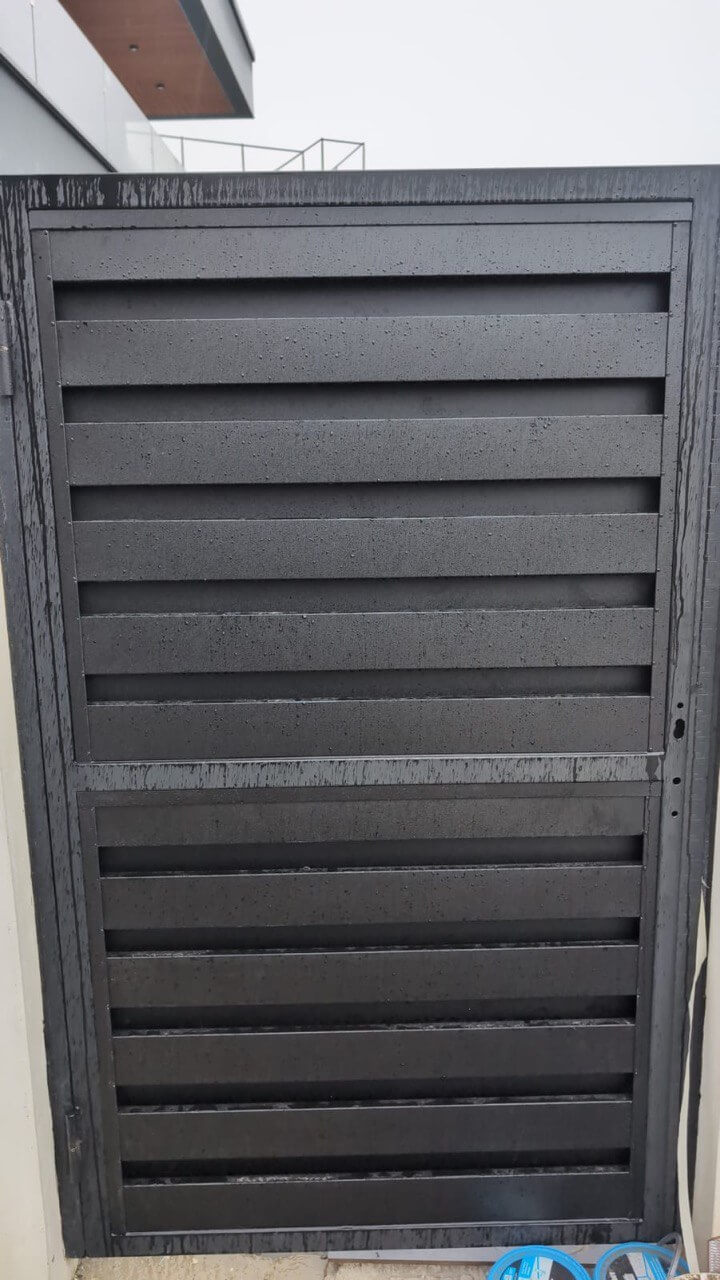 Откатные ворота с калиткой из металлопланкена RAL9005/9005 Черный двусторонний МАТТЕ фото 3 в Всеволожске