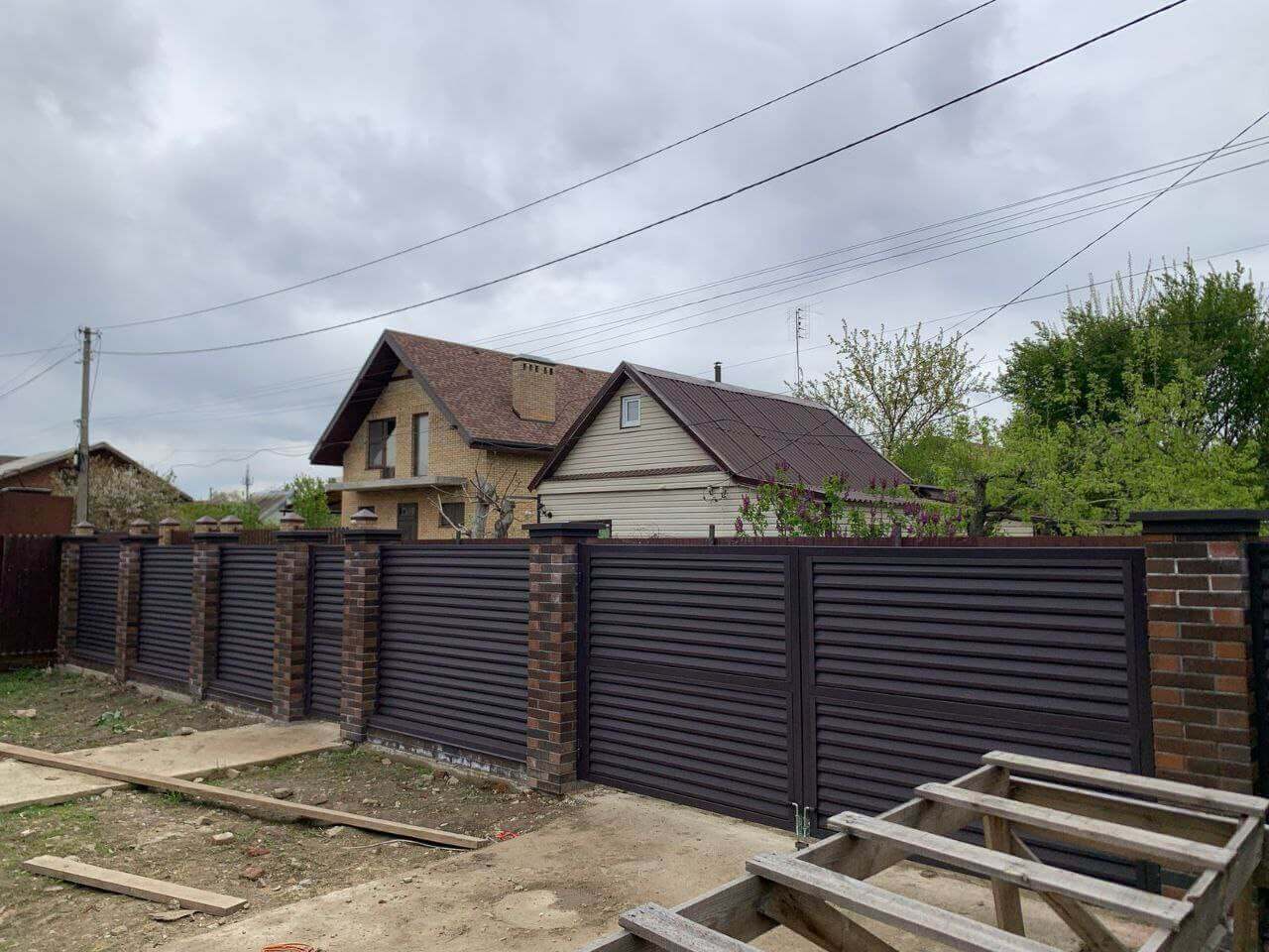 Забор-жалюзи из ламелей Реснички 24м RAL8019/8019 Темный Шоколад двусторонний МАТТЕ фото 2 в Всеволожске