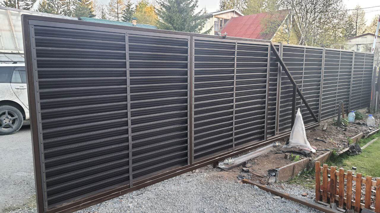 Забор-жалюзи из ламелей ЭКО-Z-US 12м RAL8019/8019 Темный Шоколад двусторонний МАТТЕ фото 1 в Всеволожске