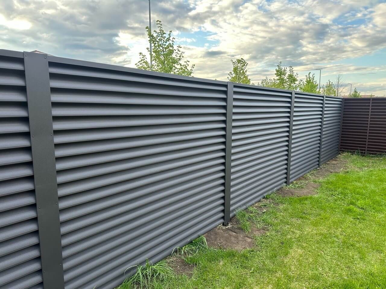 Забор из ламелей еврожалюзи 43м RAL8019/8019 Темный Шоколад двусторонний МАТТЕ фото 1 в Всеволожске