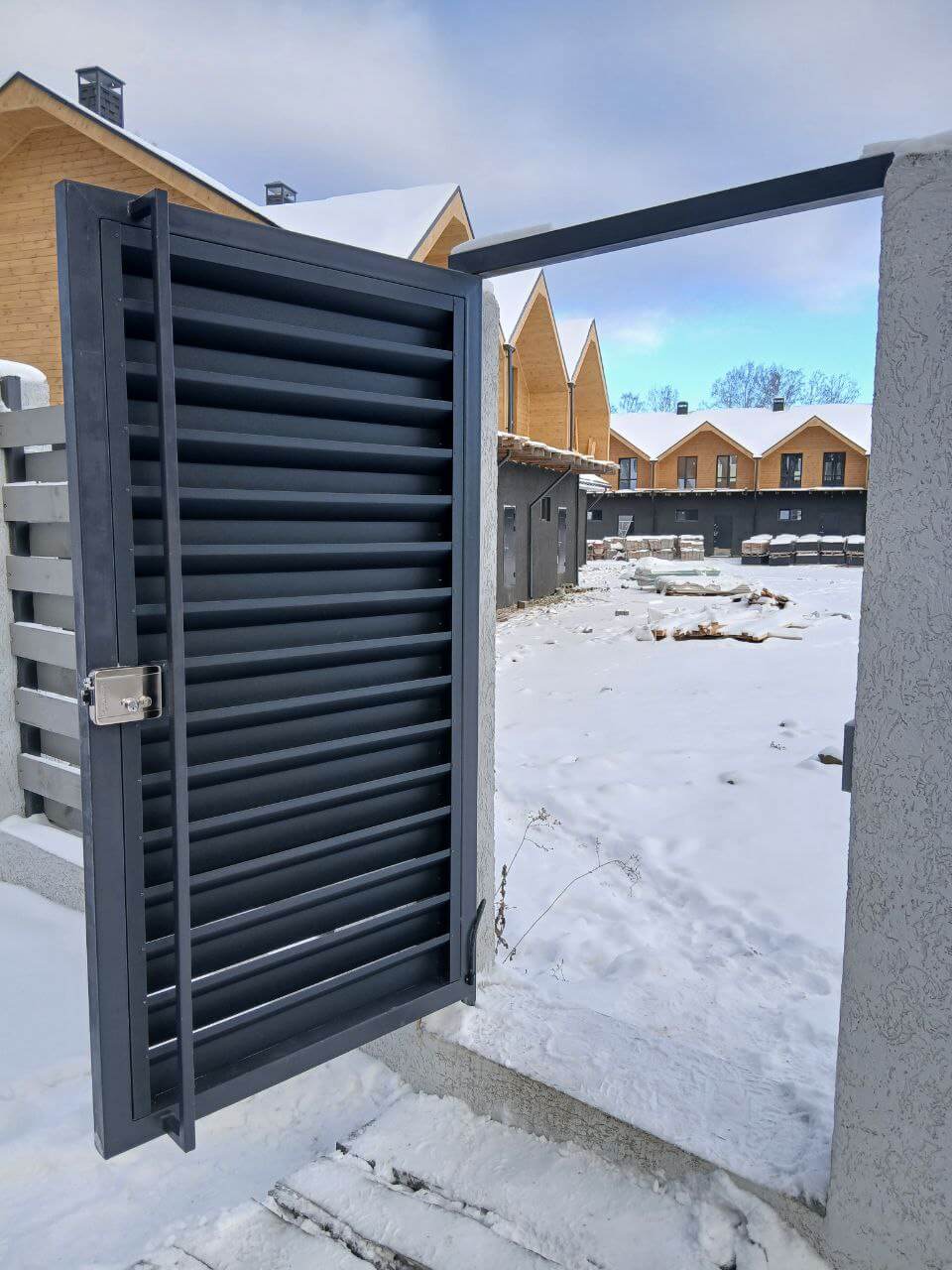 Входная группа из ламелей Хай-Тек RAL7024/7024 Серый Графит двусторонний МАТТЕ фото 21 в Всеволожске