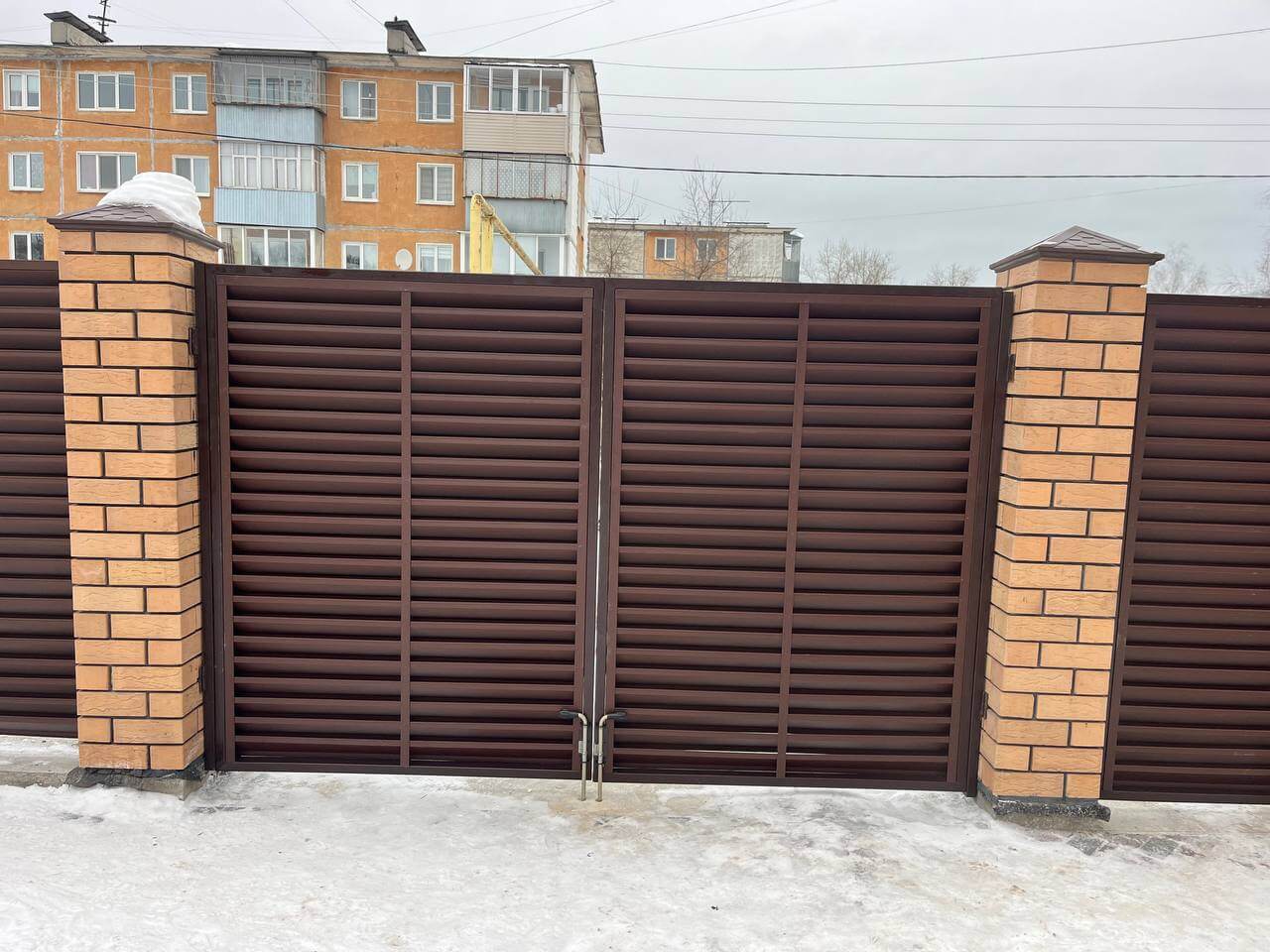 Забор-жалюзи из ламелей ЭКО-Z 87м RAL8017/8017 Шоколад двусторонний МАТТЕ фото 9 в Всеволожске