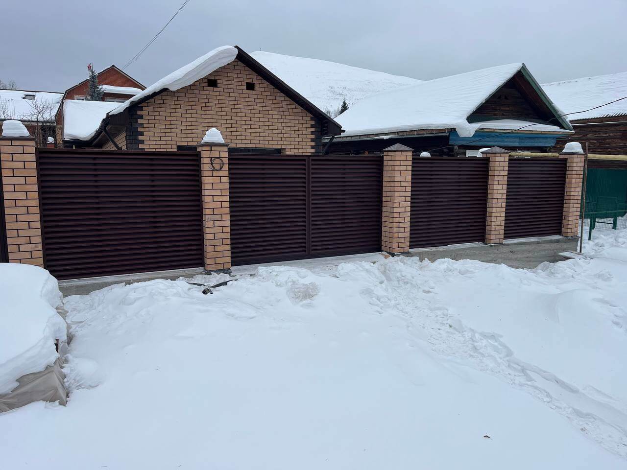 Забор-жалюзи из ламелей ЭКО-Z 87м RAL8017/8017 Шоколад двусторонний МАТТЕ фото 3 в Всеволожске