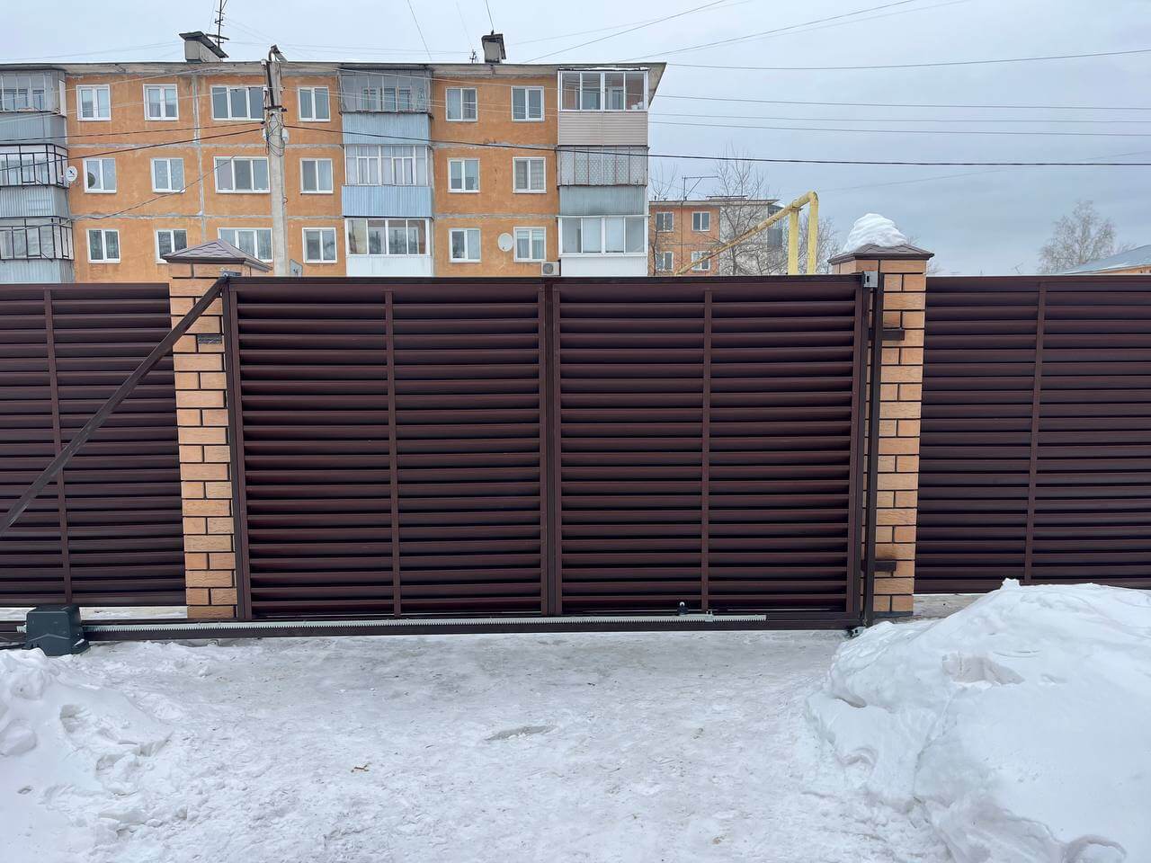 Забор-жалюзи из ламелей ЭКО-Z 87м RAL8017/8017 Шоколад двусторонний МАТТЕ фото 10 в Всеволожске