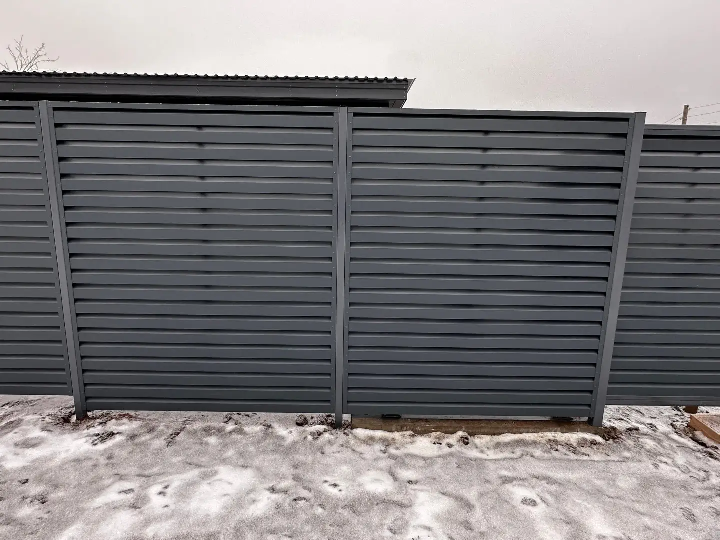 Забор-жалюзи из ламелей Хай-Тек 20м RAL7024/7024 Серый Графит двусторонний МАТТЕ фото 2 в Всеволожске